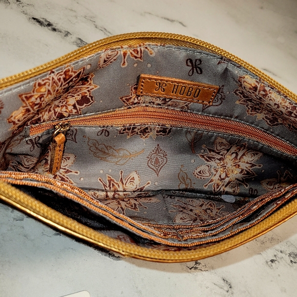NWT HOBO Gorgeous Leather Bronze Metallic Vida Wristlet - Picture 2 of 6